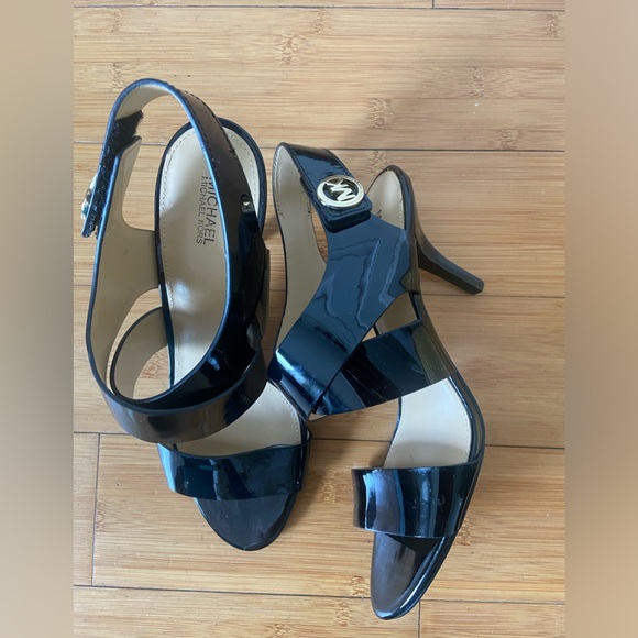 Michael Kors black patent leather slingbacks with wide straps and Velcro closure - Picture 1 of 11